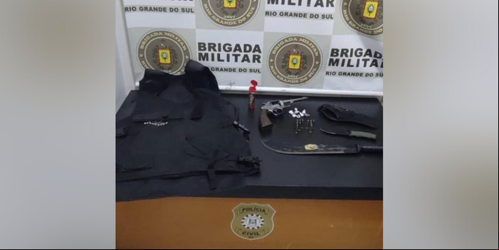 Capa 3ºRPMon da BM prende dupla por porte ilegal de arma de fogo em o Fundo